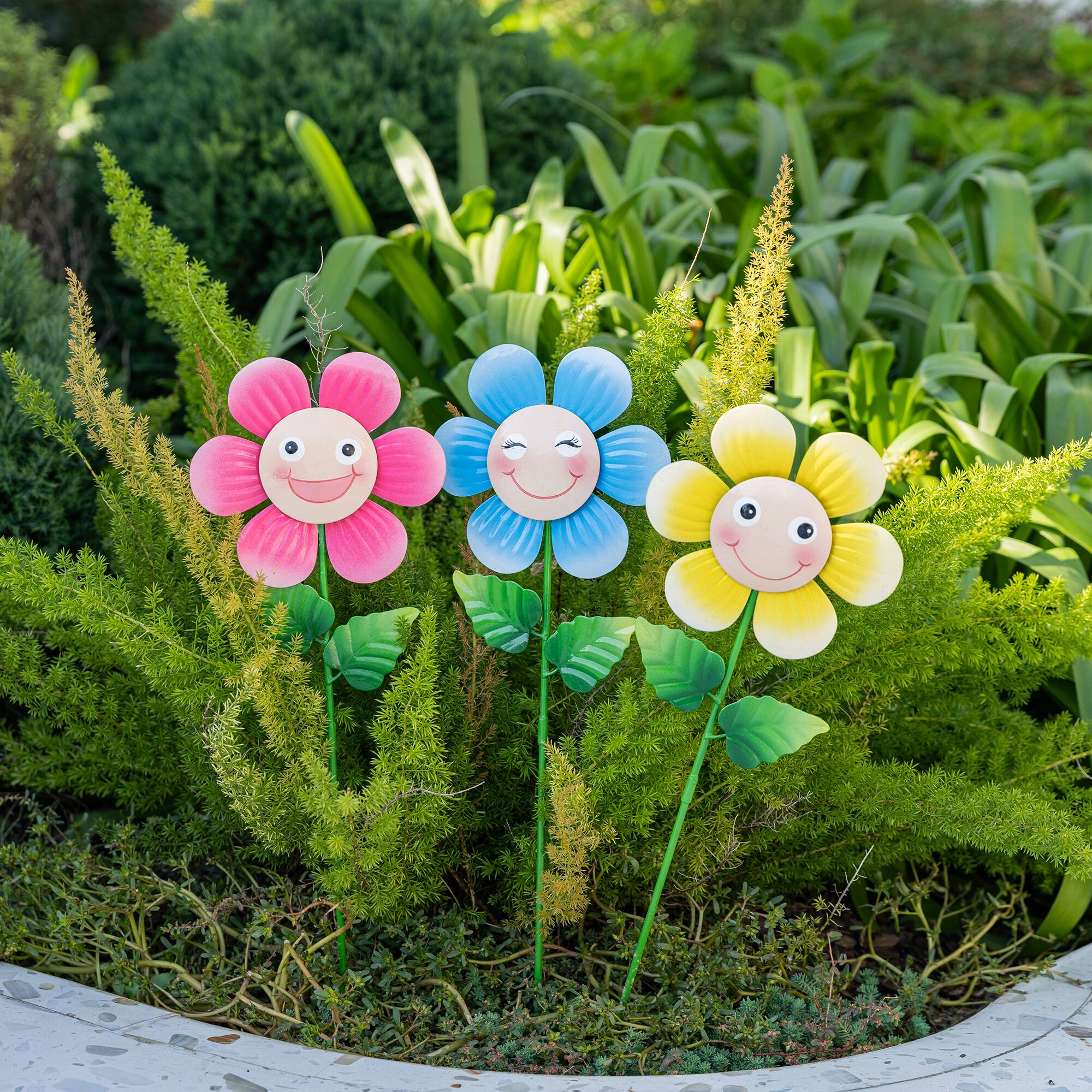 Glitzhome® 18" 2-in-1 Set of 3 Painted Metal Happy Face Flower Garden Picks & Wall Decor